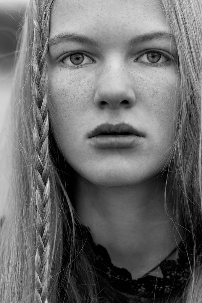 Portrait eines jungen Mädchens. Nahaufnahme Schwarz-Weiss