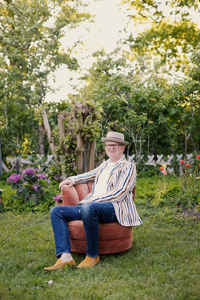 Mann mit Hut im Garten. Portraitfotografie