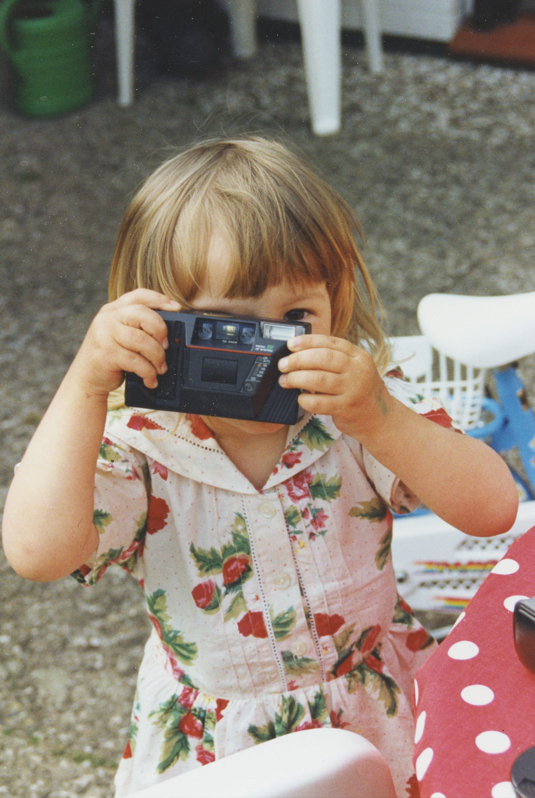 Marie als Kind mit Kamera