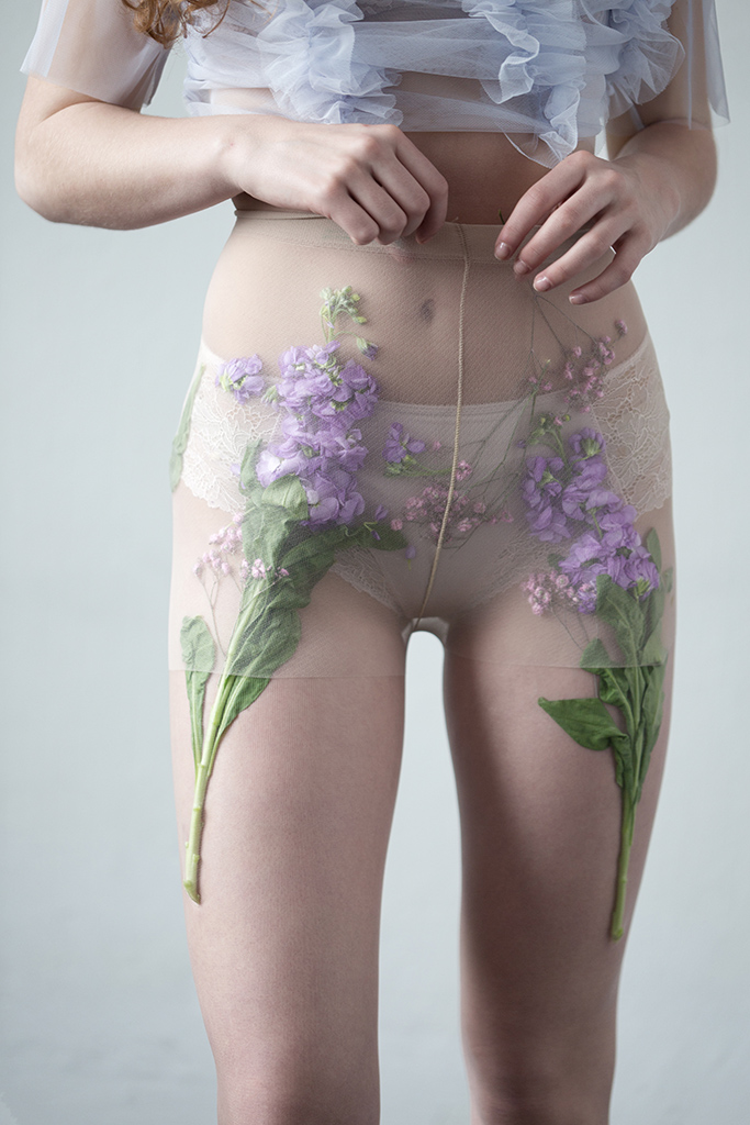 Modefotografie, Mädchen mit Strumpfhose voll Blumen